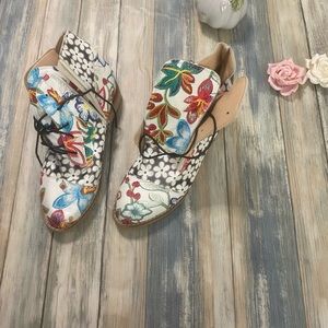 NIB Ankle Boots size 38 White with Flower Pattern